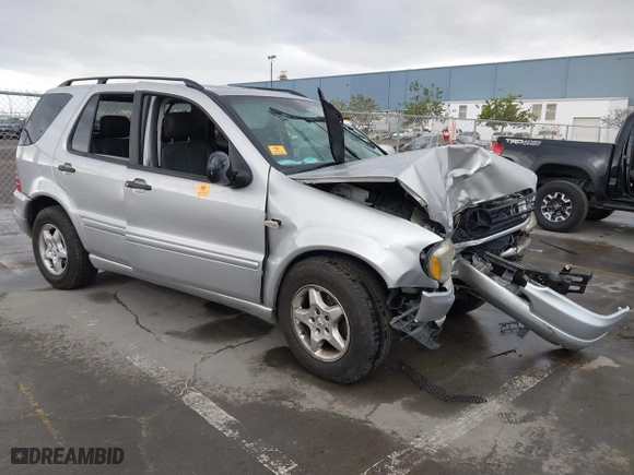 2001 Mercedes-Benz M-Class with VIN 4JGAB54E61A237617, listed as a IAAI auction lot 41788348 with 178,752 mi miles. Bid and sale history available at carsss.com. Image 1.