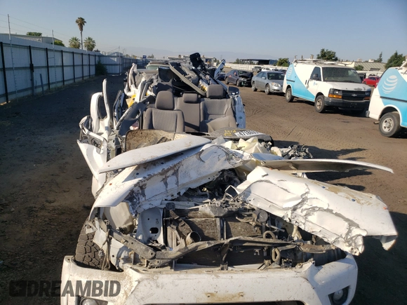 2015 Toyota Tacoma PreRunner z VIN 3TMKU4HNXFM045067, wystawiony jako Copart lot #47186931 z przebiegiem Nie podano mil oraz Szkoda całkowita • Salvage title. Historia ofert i sprzedaży dostępna na DreamBid. Obrazek 9.