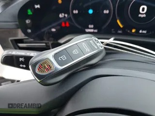 2024 Porsche Taycan z VIN WP0AA2Y18RSA13268, wystawiony jako IAAI lot #41467744 z przebiegiem 12 909 mil mil oraz . Historia ofert i sprzedaży dostępna na DreamBid. Obrazek 11.