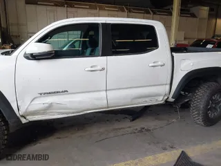 2020 Toyota Tacoma 4WD SR5 with VIN 5TFCZ5AN6LX235847, listed as a IAAI auction lot 41676928 with 77,384 mi miles. Bid and sale history available at carsss.com. Image 6.
