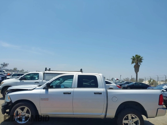 2015 Ram 1500 Express z VIN 1C6RR6KGXFS605044, wystawiony jako IAAI lot #42476988 z przebiegiem 100 498 mil mil oraz . Historia ofert i sprzedaży dostępna na DreamBid. Obrazek 15.