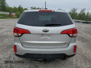 2014 Kia Sorento LX z VIN 5XYKTCA65EG488917, wystawiony jako Copart lot #57613445 z przebiegiem 180 621 mil mil oraz Szkoda całkowita • Salvage title. Historia ofert i sprzedaży dostępna na DreamBid. Obrazek 6.