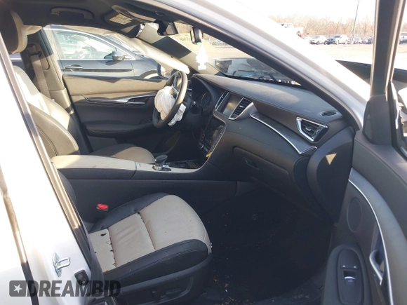 2023 Infiniti QX55 Luxe z VIN 3PCAJ5JR4PF122349, wystawiony jako IAAI lot #40942246 z przebiegiem 12 604 mil mil oraz . Historia ofert i sprzedaży dostępna na DreamBid. Obrazek 5.