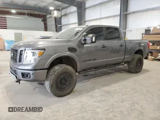 2017 Nissan Titan Platinum Reserve z VIN 1N6BA1F44HN558449, wystawiony jako Copart lot #57516005 z przebiegiem 120 533 mil mil oraz Czysty tytuł • Clean title. Historia ofert i sprzedaży dostępna na DreamBid. Obrazek 1.