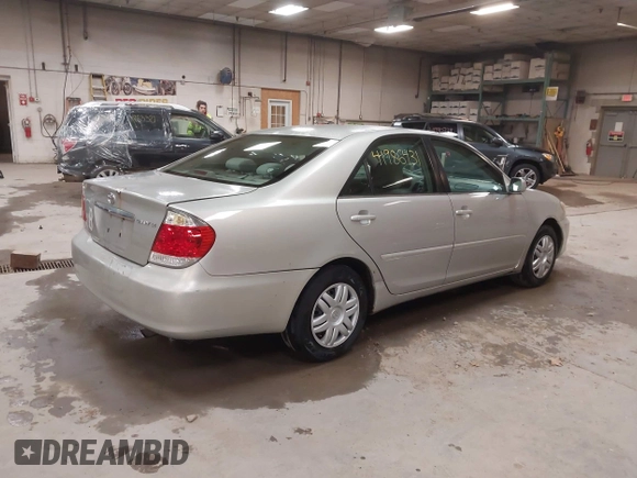 2005 Toyota Camry STD z VIN 4T1BE32K65U400652, wystawiony jako IAAI lot #41986431 z przebiegiem 218 412 mil mil oraz . Historia ofert i sprzedaży dostępna na DreamBid. Obrazek 4.