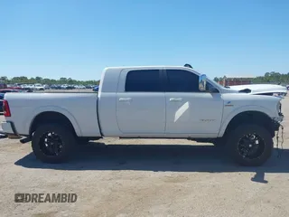 2019 Ram 2500 Laramie z VIN 3C6UR5NL2KG718789, wystawiony jako IAAI lot #42046325 z przebiegiem 54 965 mil mil oraz . Historia ofert i sprzedaży dostępna na DreamBid. Obrazek 14.