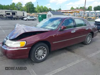2000 Lincoln Town Car Signature z VIN 1LNHM82W2YY865648, wystawiony jako IAAI lot #42230897 z przebiegiem 195 602 mil mil oraz . Historia ofert i sprzedaży dostępna na DreamBid. Obrazek 2.