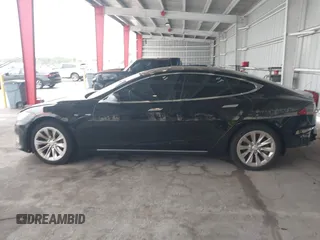 2017 Tesla Model S 60 z VIN 5YJSA1E17HF179051, wystawiony jako IAAI lot #42430013 z przebiegiem 201 174 mil mil oraz . Historia ofert i sprzedaży dostępna na DreamBid. Obrazek 15.