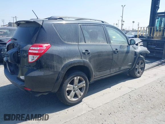 2010 Toyota RAV4 Sport z VIN JTMWF4DV9AD018951, wystawiony jako IAAI lot #41610873 z przebiegiem 149 900 mil mil oraz . Historia ofert i sprzedaży dostępna na DreamBid. Obrazek 4.