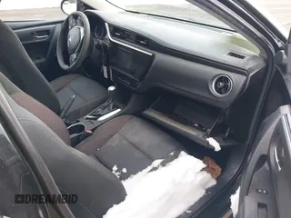 2018 Toyota Corolla L z VIN 5YFBURHE0JP801312, wystawiony jako IAAI lot #41235233 z przebiegiem 92 340 mil mil oraz . Historia ofert i sprzedaży dostępna na DreamBid. Obrazek 5.