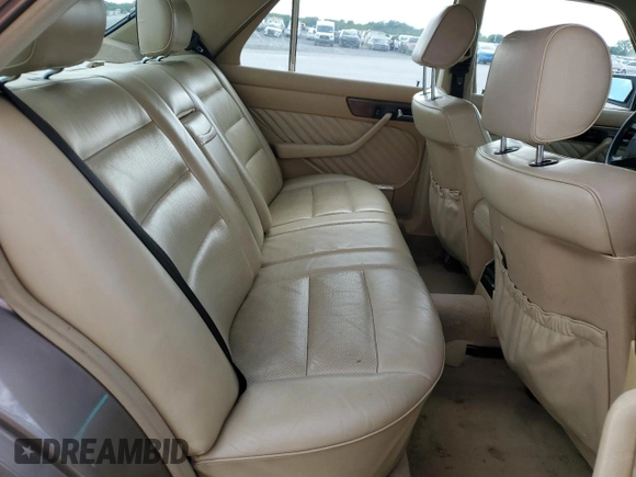 1989 Mercedes-Benz 300 300SE z VIN WDBCA24D1KA433423, wystawiony jako Copart lot #58725775 z przebiegiem 281 775 mil mil oraz Szkoda całkowita • Salvage title. Historia ofert i sprzedaży dostępna na DreamBid. Obrazek 10.