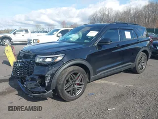 2025 Ford Explorer ST-Line z VIN 1FMUK8KH7SGA60005, wystawiony jako IAAI lot #42098791 z przebiegiem 1 830 mil mil oraz . Historia ofert i sprzedaży dostępna na DreamBid. Obrazek 17.