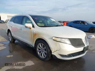2014 Lincoln MKT EcoBoost z VIN 2LMHJ5AT3EBL50329, wystawiony jako IAAI lot #41434832 z przebiegiem 110 083 mil mil oraz . Historia ofert i sprzedaży dostępna na DreamBid. Obrazek 1.