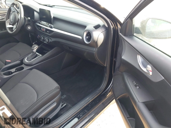 2024 Kia Forte LXS z VIN 3KPF24AD5RE840129, wystawiony jako IAAI lot #41824131 z przebiegiem 4 705 mil mil oraz . Historia ofert i sprzedaży dostępna na DreamBid. Obrazek 5.