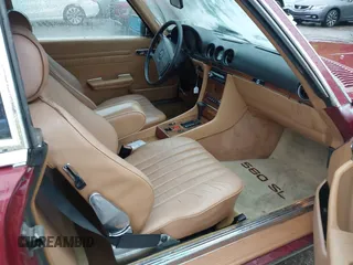 1986 Mercedes-Benz 560 SL z VIN WDBBA48D1GA046931, wystawiony jako IAAI lot #42150091 z przebiegiem 132 030 mil mil oraz . Historia ofert i sprzedaży dostępna na DreamBid. Obrazek 5.