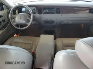 2000 Lincoln Town Car Signature z VIN 1LNHM82W3YY914145, wystawiony jako Copart lot #56040705 z przebiegiem 130 438 mil mil oraz Szkody całkowita. Historia ofert i sprzedaży dostępna na DreamBid. Obrazek 8.