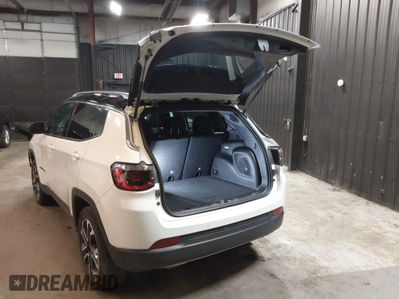 2023 Jeep Compass (RED) Edition z VIN 3C4NJDCN5PT536179, wystawiony jako IAAI lot #41621950 z przebiegiem 17 830 mil mil oraz . Historia ofert i sprzedaży dostępna na DreamBid. Obrazek 3.
