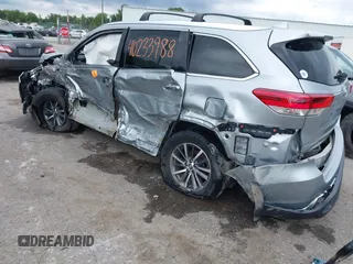 2018 Toyota Highlander SE z VIN 5TDJZRFH0JS529197, wystawiony jako IAAI lot #40233988 z przebiegiem Nie podano mil oraz . Historia ofert i sprzedaży dostępna na DreamBid. Obrazek 3.