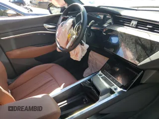 2022 Audi e-tron Premium z VIN WA1AAAGE8NB005610, wystawiony jako Copart lot #63919242 z przebiegiem 10 000 mil mil oraz . Historia ofert i sprzedaży dostępna na DreamBid. Obrazek 9.