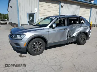 2020 Volkswagen Tiguan SE z VIN 3VV3B7AX2LM075653, wystawiony jako Copart lot #54601595 z przebiegiem 132 879 mil mil oraz Szkody całkowita. Historia ofert i sprzedaży dostępna na DreamBid. Obrazek 1.