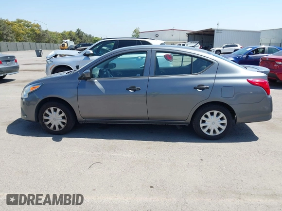 2016 Nissan Versa S z VIN 3N1CN7AP1GL910226, wystawiony jako IAAI lot #42544603 z przebiegiem 128 501 mil mil oraz . Historia ofert i sprzedaży dostępna na DreamBid. Obrazek 14.