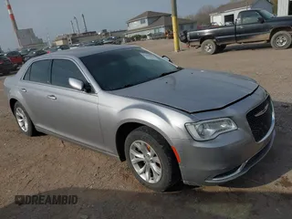 2015 Chrysler 300 Limited z VIN 2C3CCAAG1FH931721, wystawiony jako IAAI lot #41990010 z przebiegiem 161 290 mil mil oraz . Historia ofert i sprzedaży dostępna na DreamBid. Obrazek 1.