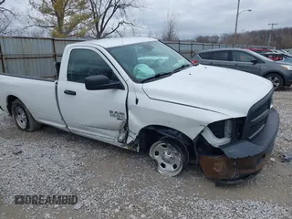 2019 Ram 1500 Tradesman z VIN 3C6JR6DG2KG705859, wystawiony jako IAAI lot #41716700 z przebiegiem 128 721 mil mil oraz . Historia ofert i sprzedaży dostępna na DreamBid. Obrazek 12.