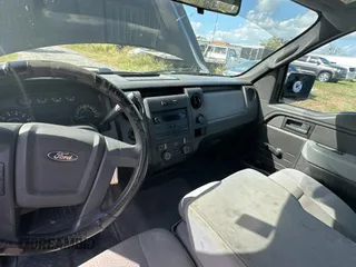 2013 Ford F-150 XL z VIN 1FTMF1CM7DFE09796, wystawiony jako Copart lot #80990504 z przebiegiem 67 872 mil mil oraz Czysty tytuł • Clean title. Historia ofert i sprzedaży dostępna na DreamBid. Obrazek 9.