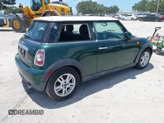 2011 MINI Hardtop z VIN WMWSU3C57BT093085, wystawiony jako IAAI lot #42492893 z przebiegiem 119 576 mil mil oraz . Historia ofert i sprzedaży dostępna na DreamBid. Obrazek 4.