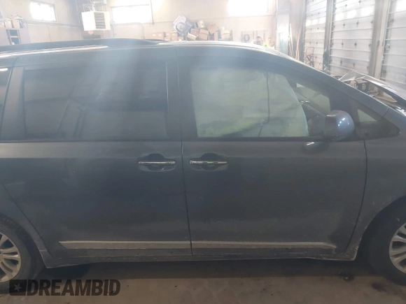 2017 Toyota Sienna XLE Auto Access Seat z VIN 5TDYZ3DC3HS885429, wystawiony jako IAAI lot #41454153 z przebiegiem 131 250 mil mil oraz . Historia ofert i sprzedaży dostępna na DreamBid. Obrazek 14.