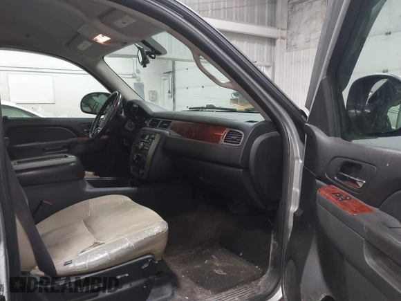 2011 GMC Yukon SLE with VIN 1GKS2AE01BR233860, listed as a IAAI auction lot 41838392 with 226,611 mi miles. Bid and sale history available at carsss.com. Image 5.