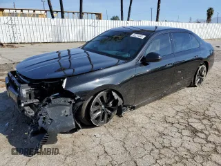 2024 BMW i7 xDrive60 z VIN WBY53EJ08RCP25767, wystawiony jako Copart lot #45231485 z przebiegiem Nie podano mil oraz Szkody całkowita. Historia ofert i sprzedaży dostępna na DreamBid. Obrazek 1.