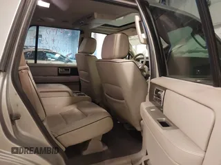 2008 Lincoln Navigator z VIN 5LMFU28568LJ00925, wystawiony jako IAAI lot #41641088 z przebiegiem 214 476 mil mil oraz . Historia ofert i sprzedaży dostępna na DreamBid. Obrazek 8.