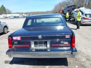 1988 Cadillac Fleetwood z VIN 1G6CB5153J4265796, wystawiony jako IAAI lot #42129869 z przebiegiem 63 756 mil mil oraz . Historia ofert i sprzedaży dostępna na DreamBid. Obrazek 16.