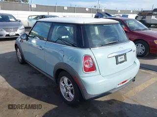 2011 MINI Hardtop z VIN WMWSU3C57BT251053, wystawiony jako IAAI lot #41774654 z przebiegiem 128 835 mil mil oraz . Historia ofert i sprzedaży dostępna na DreamBid. Obrazek 3.