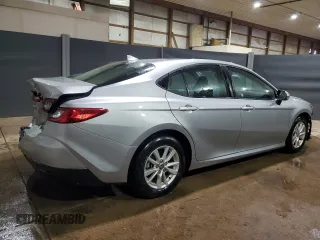 2025 Toyota Camry LE z VIN 4T1DAACKXSU004632, wystawiony jako Copart lot #57882405 z przebiegiem 20 824 mil mil oraz Szkoda całkowita • Salvage title. Historia ofert i sprzedaży dostępna na DreamBid. Obrazek 3.