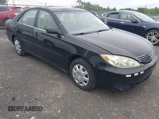 2005 Toyota Camry LE z VIN 4T1BE30K05U402366, wystawiony jako IAAI lot #42348370 z przebiegiem 189 015 mil mil oraz . Historia ofert i sprzedaży dostępna na DreamBid. Obrazek 1.