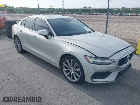 2019 Volvo S60 Momentum with VIN 7JR102FK0KG000679, listed as a IAAI auction lot 39804336 with 89,525 mi miles. Bid and sale history available at carsss.com. Image 1.