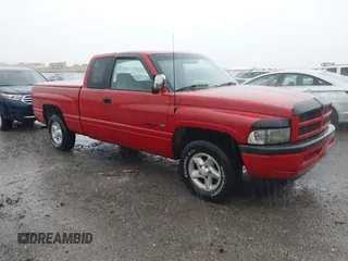 1997 Dodge 1500 z VIN 3B7HC13Y5VG740714, wystawiony jako IAAI lot #42528156 z przebiegiem 127 953 mil mil oraz . Historia ofert i sprzedaży dostępna na DreamBid. Obrazek 1.