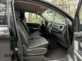 2017 Nissan Titan SV z VIN 1N6AA1EJ9HN510237, wystawiony jako Copart lot #53729665 z przebiegiem 109 148 mil mil oraz Czysty tytuł • Clean title. Historia ofert i sprzedaży dostępna na DreamBid. Obrazek 5.