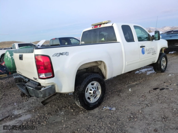 2011 GMC Sierra 2500HD SLE with VIN 1GT220CG5BZ389552, listed as a Copart auction lot 85121284 with 345,909 mi miles and Salvage Title. Bid and sale history available at carsss.com. Image 3.