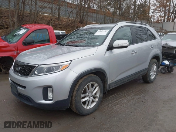 2015 Kia Sorento LX with VIN 5XYKTCA65FG632435, listed as a IAAI auction lot 41663787 with 126,722 mi miles. Bid and sale history available at carsss.com. Image 2.
