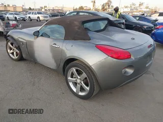 2006 Pontiac Solstice z VIN 1G2MB35B36Y119456, wystawiony jako IAAI lot #41850695 z przebiegiem 135 911 mil mil oraz . Historia ofert i sprzedaży dostępna na DreamBid. Obrazek 3.