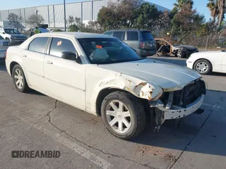 2009 Chrysler 300 z VIN 2C3LA43D49H568877, wystawiony jako IAAI lot #41774772 z przebiegiem 147 014 mil mil oraz . Historia ofert i sprzedaży dostępna na DreamBid. Obrazek 1.