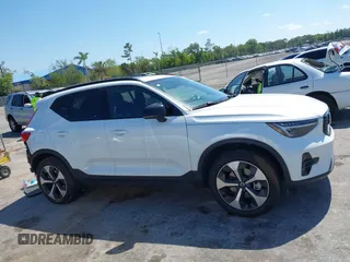 2025 Volvo XC40 Plus Dark Theme с VIN YV4L12UC2S2451557, выставлен на аукционе IAAI как лот 42136456 с пробегом 3 796 миль миль и . История ставок и продаж доступна на DreamBid. Изображение 13.