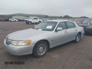 2001 Lincoln Town Car Signature z VIN 1LNHM82WX1Y697831, wystawiony jako IAAI lot #42494909 z przebiegiem 202 805 mil mil oraz . Historia ofert i sprzedaży dostępna na DreamBid. Obrazek 2.