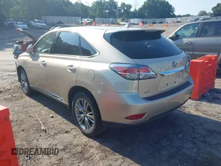 2013 Lexus RX 450h z VIN JTJZB1BA1D2006779, wystawiony jako IAAI lot #42564276 z przebiegiem 54 303 mil mil oraz . Historia ofert i sprzedaży dostępna na DreamBid. Obrazek 3.
