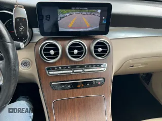 2020 Mercedes-Benz GLC 300 z VIN WDC0G8DB3LF732365, wystawiony jako Copart lot #60939255 z przebiegiem 111 547 mil mil oraz Czysty tytuł • Clean title. Historia ofert i sprzedaży dostępna na DreamBid. Obrazek 9.