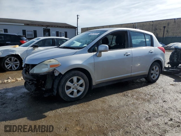 2007 Nissan Versa SL z VIN 3N1BC13E17L414305, wystawiony jako Copart lot #45171315 z przebiegiem 150 291 mil mil oraz Szkoda całkowita • Salvage title. Historia ofert i sprzedaży dostępna na DreamBid. Obrazek 1.