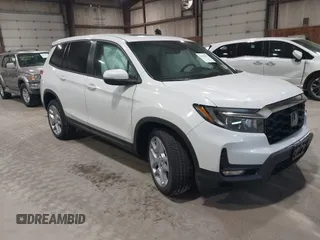 2025 Honda Passport EX-L z VIN 5FNYF8H5XSB017943, wystawiony jako IAAI lot #42027857 z przebiegiem 1822 mil mil oraz . Historia ofert i sprzedaży dostępna na DreamBid. Obrazek 1.